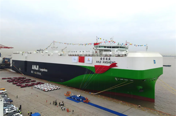 再刷紀(jì)錄！9500車位全球最大汽車運(yùn)輸船上海首航赴歐
