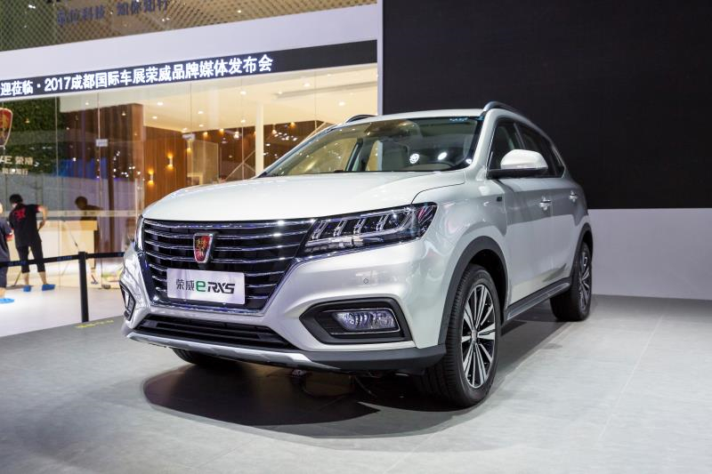 全新榮威950、榮威e950定義“高級轎車” 成都車展亮相售價16.88萬起 互聯(lián)網汽車上市一周年 系統(tǒng)升級帶來顛覆式進化